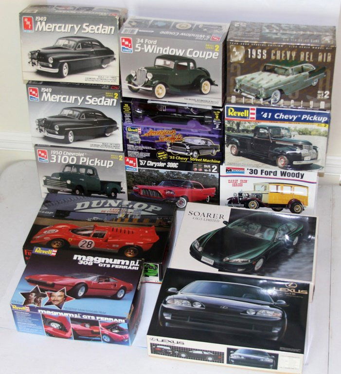 ESTATE LOT OF VINTAGE MODEL KITS (1 of 7)