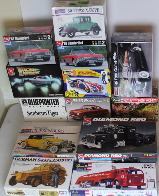 ESTATE LOT OF VINTAGE MODEL KITS (1 of 6)