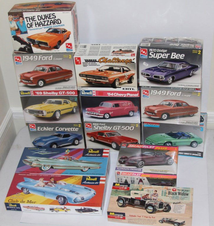 ESTATE LOT OF VINTAGE MODEL KITS (1 of 7)