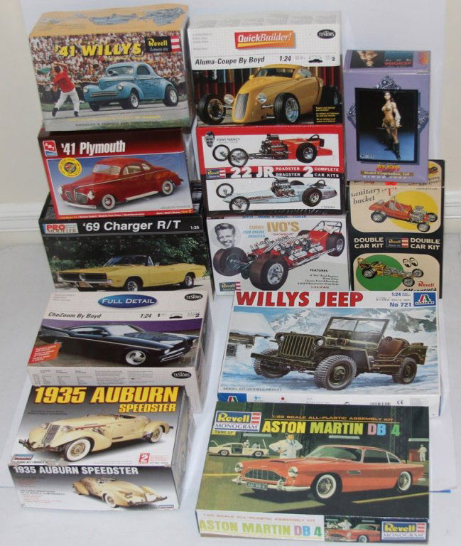 ESTATE LOT OF VINTAGE MODEL KITS (1 of 7)