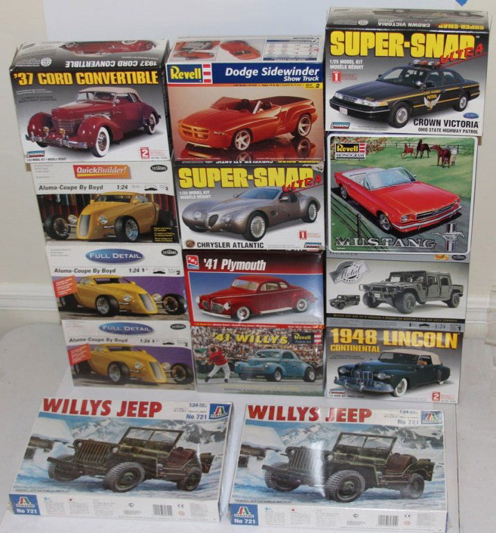 ESTATE LOT OF VINTAGE MODEL KITS (1 of 6)
