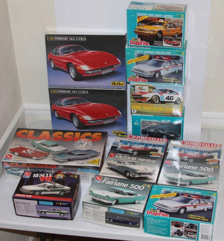 ESTATE LOT OF VINTAGE MODEL KITS (1 of 6)