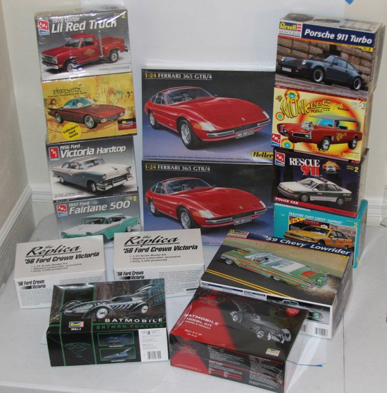 ESTATE LOT OF VINTAGE MODEL KITS (1 of 7)