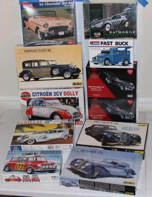 ESTATE LOT OF VINTAGE MODEL KITS (1 of 6)