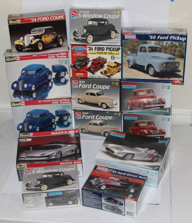 ESTATE LOT OF VINTAGE MODEL KITS (1 of 7)
