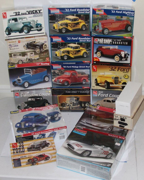 ESTATE LOT OF VINTAGE MODEL KITS (1 of 8)