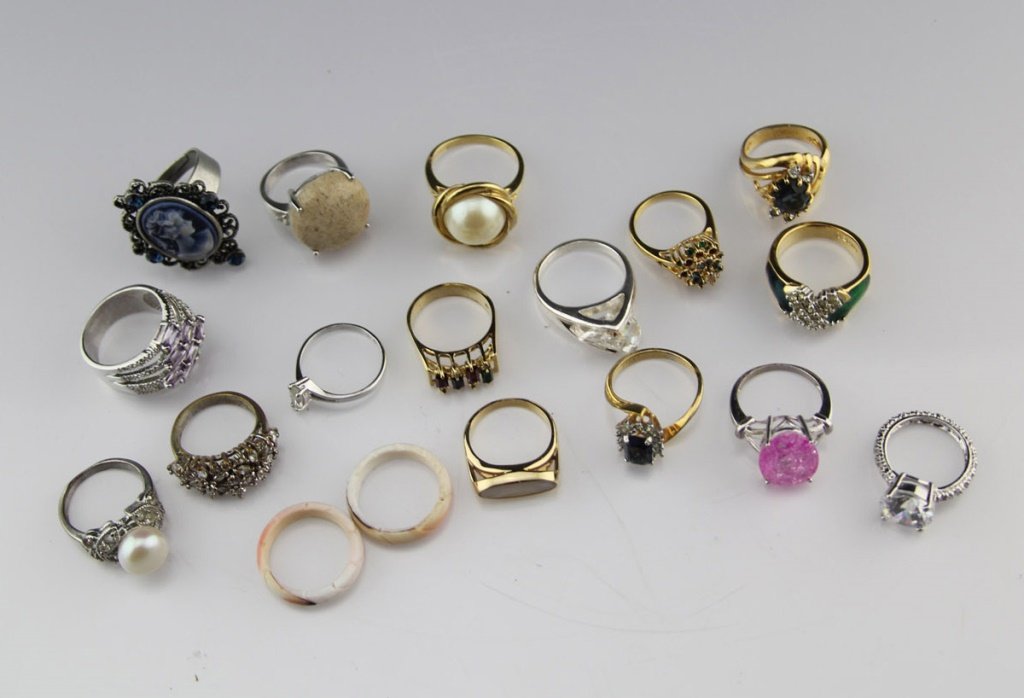 MIXED LADIES COSTUME JEWELRY RINGS (1 of 5)