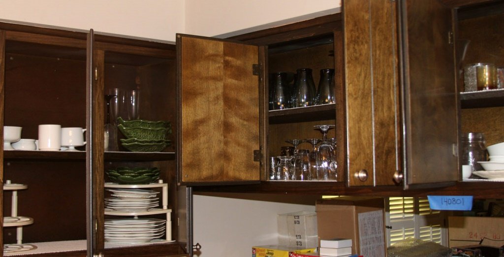 ESTATE LOT CONTENTS OF KITCHEN CABINETS (1 of 7)