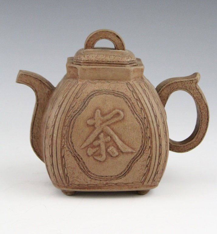 CHINESE YINXING POTTERY TEA POT (1 of 4)