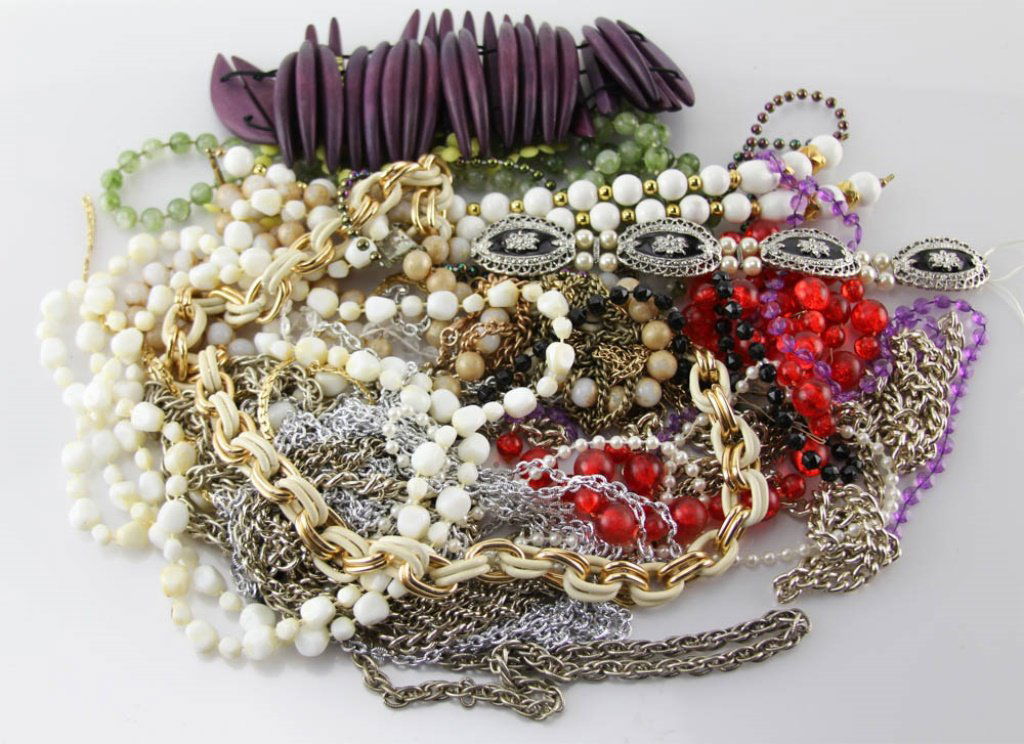 MIXED LOT LADIES COSTUME JEWELRY BEADS & CHAINS (1 of 4)