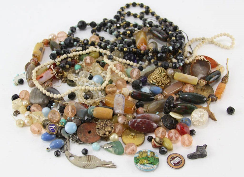 MIXED LOT ESTATE CRAFT BEADS BUTTONS & CHARMS (1 of 5)