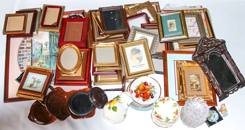 LARGE ESTATE BONANZA LOT: LARGE ESTATE BONANZA LOT Large mixed estate bonanza lot, to include picture frames, stands, boxes, and more. Shipping / Pickup: Buyer Pick Up, 3rd Party Lot Location: #1 - Manor's Gallery