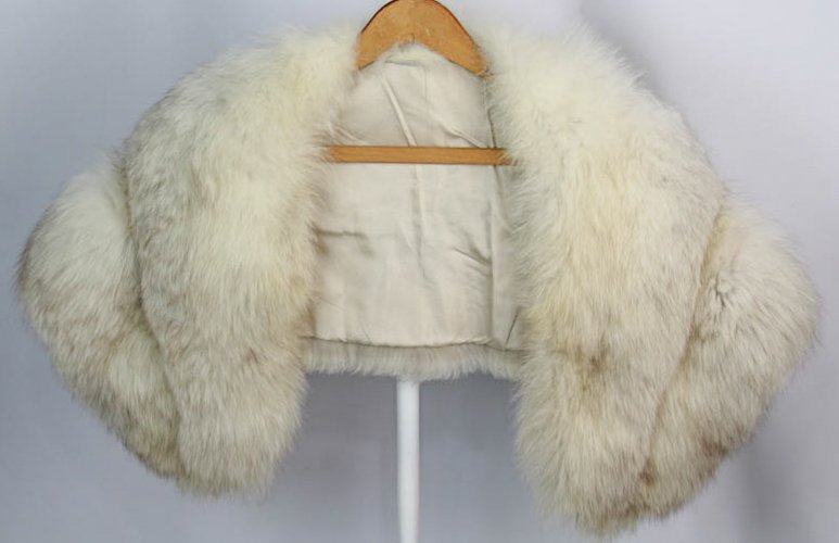 LADIES WHITE FOX FUR STOLE (1 of 10)