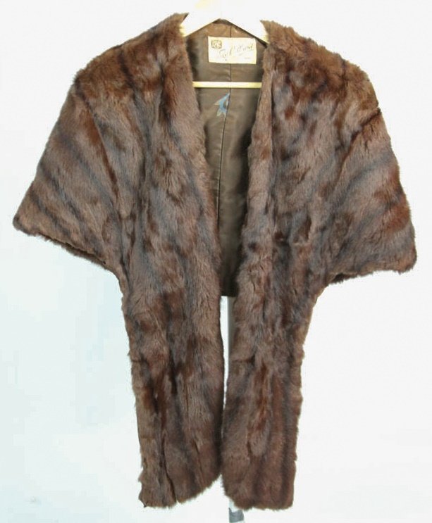 LEO C WARD LADIES DYED SQUIRREL FUR STOLE: LEO C WARD LADIES DYED SQUIRREL FUR STOLE Size: 33 x 29" Shipping / Pickup: We Can Ship This Item Lot Location: #1 - Manor's Gallery