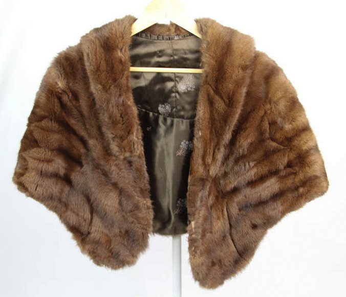 LADIES DYED SQUIRREL FUR STOLE: LADIES DYED SQUIRREL FUR STOLE Size: 23 x 26" Shipping / Pickup: We Can Ship This Item Lot Location: #1 - Manor's Gallery