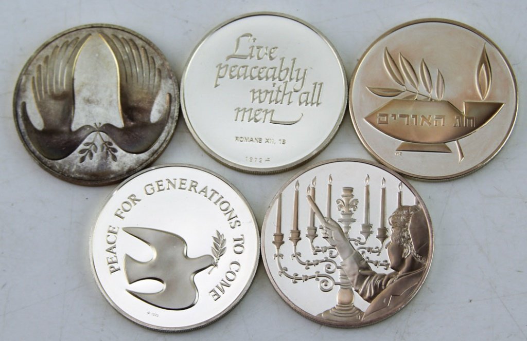 (5) STERLING SILVER ROUNDS: (5) STERLING SILVER ROUNDS Each approximately 25g with a different holiday motif. Weight: 126.g total Shipping / Pickup: We Can Ship This Item Lot Location: #1 - Manor's Gallery