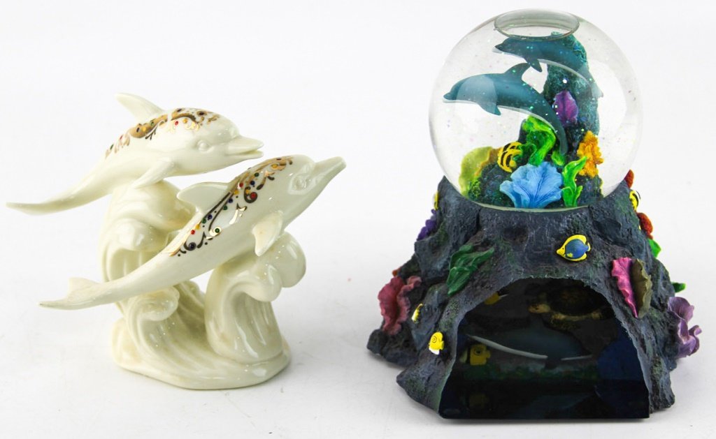 LOT OF TWO MARINE THEME STATUE & SNOW GLOBE: LOT OF TWO MARINE THEME STATUE & SNOW GLOBE Both include boxes. Shipping / Pickup: Buyer Pick Up, 3rd Party Lot Location: #1 - Manor's Gallery