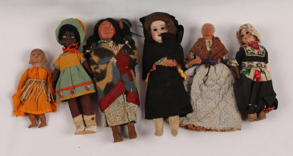 MIXED LOT ESTATE DOLLS (1 of 3)