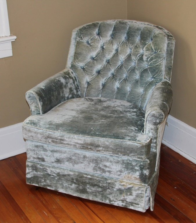 PLUSH BLUE LIVING ROOM CHAIR: PLUSH BLUE LIVING ROOM CHAIR Shipping / Pickup: Buyer Pick Up, 3rd Party Lot Location: #2 - NE Tallahassee, FL
