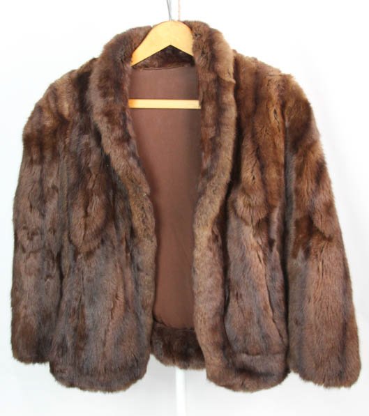 LADIES BROWN DYED SQUIRREL FUR CAPE: LADIES BROWN DYED SQUIRREL FUR CAPE 26" nape to tail. 36" at base. Shipping / Pickup: We Can Ship This Item Lot Location: #1 - Manor's Gallery