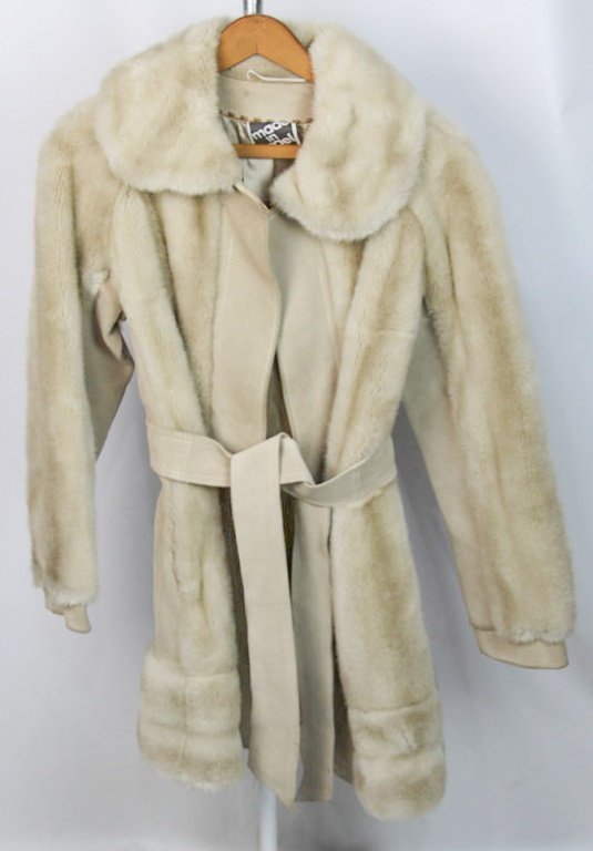 LILLI ANN LADIES FAUX FUR & SUEDE 3/4 LENGTH COAT: LILLI ANN LADIES FAUX FUR & SUEDE 3/4 LENGTH COAT Made in Israel. 34" nape to tail, ~22" arm, ~16" at shoulder. Shipping / Pickup: We Can Ship This Item Lot Location: #1 - Manor's Gallery