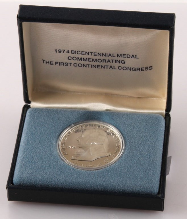 1974 US BICENTENNIAL COMMEMORATIVE MEDAL: 1974 US BICENTENNIAL COMMEMORATIVE MEDAL Shipping / Pickup: We Can Ship This Item Lot Location: #1 - Manor's Gallery