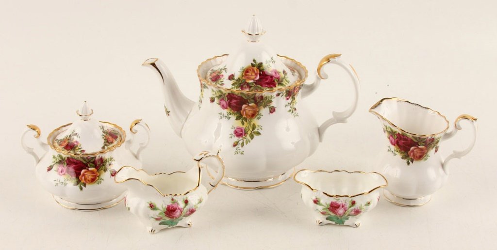 ROYAL ALBERT "OLD COUNTRY ROSES" PORCELAIN SET (1 of 9)