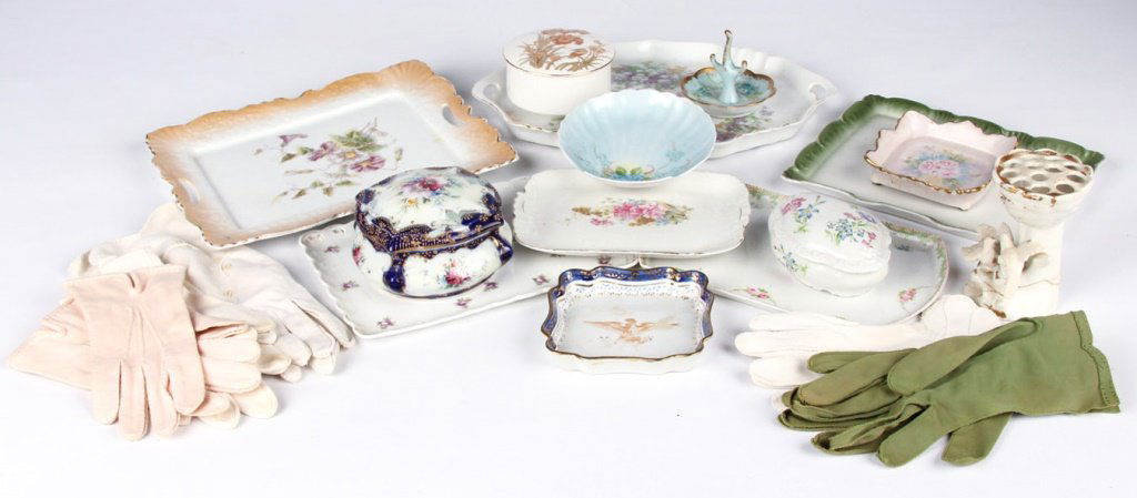 MIXED LOT OF PORCELAIN DRESSER ITEMS (1 of 3)