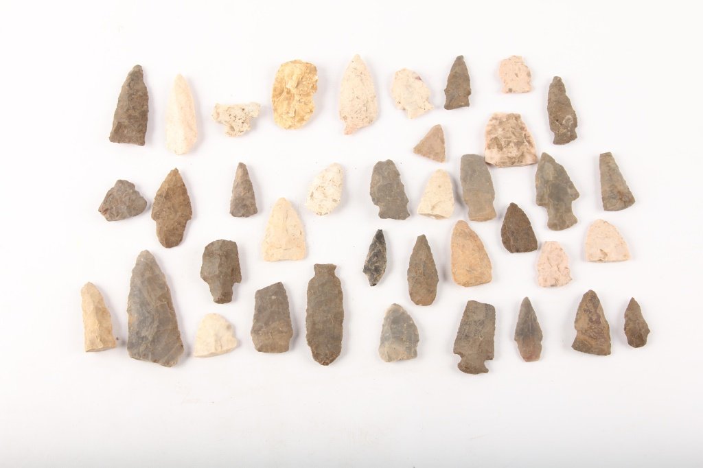 40 NATIVE AMERICAN ARROWHEADS (1 of 6)