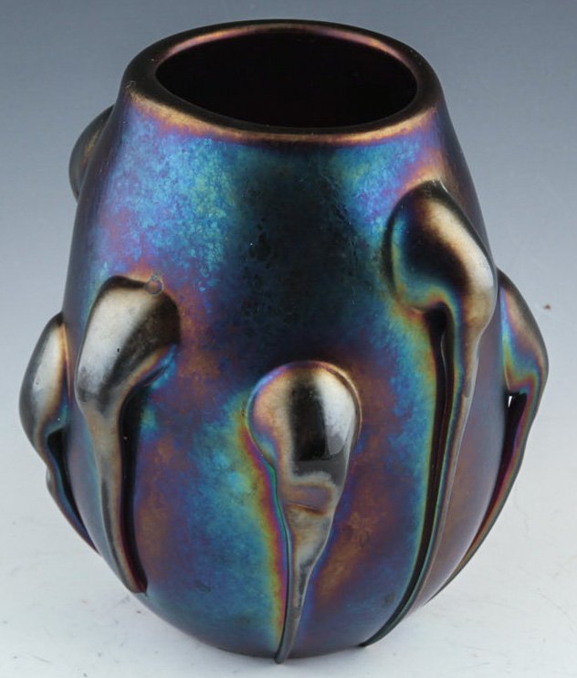 ROBERT BARBER ART IRIDESCENT GLASS VASE: ROBERT BARBER ART IRIDESCENT GLASS VASE Size: 6" Condition: Very good.