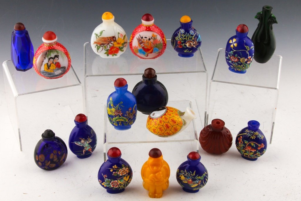 17 CHINESE PECKING GLASS SNUFF BOTTLES (1 of 6)