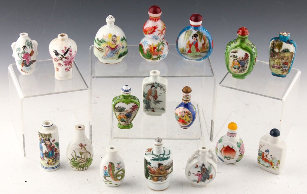 17 CHINESE GLASS PORCELAIN & ENAMEL SNUFF BOTTLES (1 of 8)
