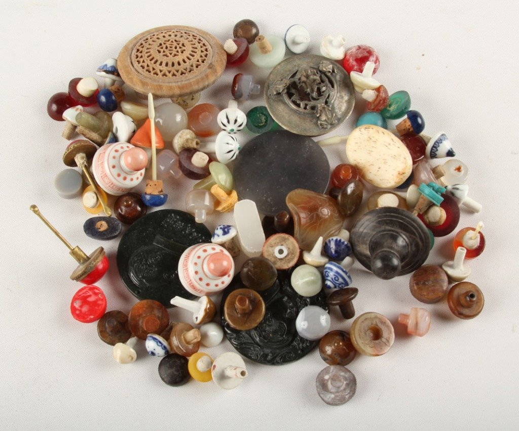LARGE LOT OF CHINESE SNUFF BOTTLE LIDS & SPOONS (1 of 5)