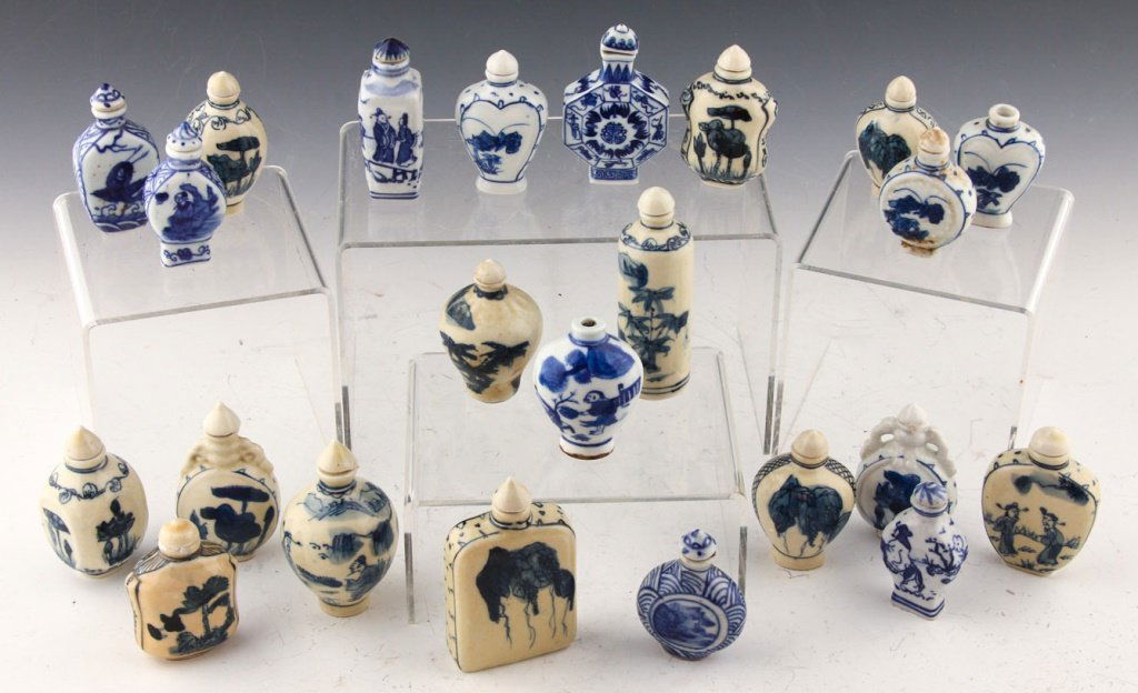 23 CHINESE BLUE & WHITE PORCELAIN SNUFF BOTTLES (1 of 7)