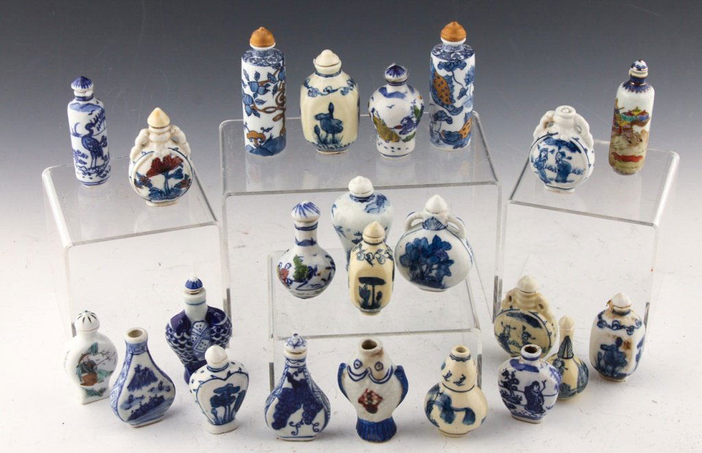 23 CHINESE BLUE & WHITE PORCELAIN SNUFF BOTTLES (1 of 6)