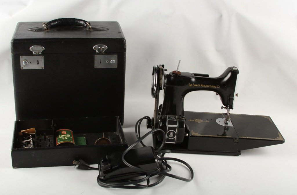 1941 SINGER FEATHERWEIGHT SEWING MACHINE 221-1 (1 of 6)