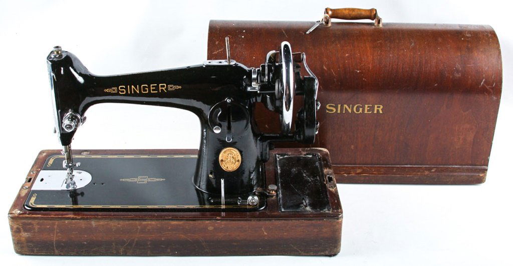 1940 201K SINGER HAND CRANK SEWING MACHINE (1 of 5)