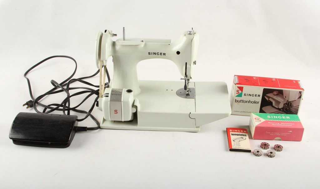 1969 WHITE 221 SINGER FEATHERWEIGHT SEWING MACHINE (1 of 5)