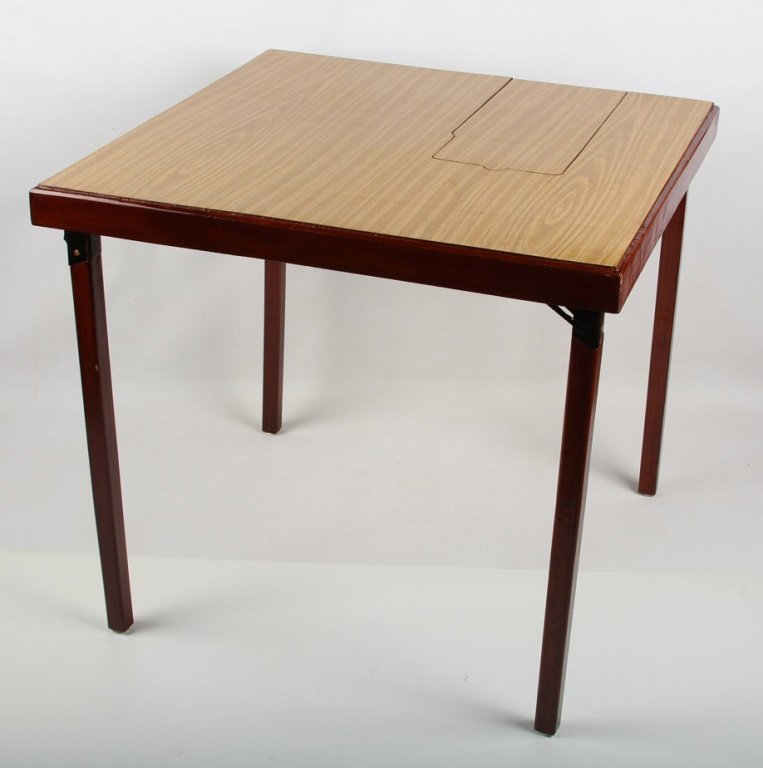 MID 20TH CENTURY SINGER FEATHERWEIGHT 221 TABLE (1 of 3)