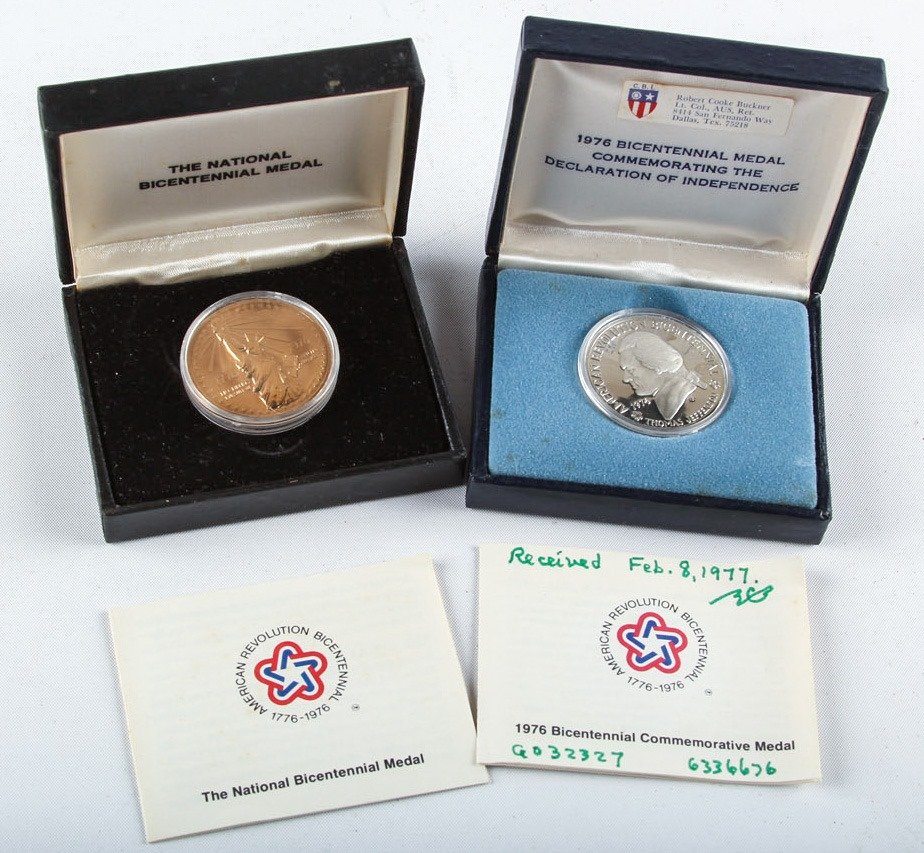 2 US 1976 BICENTENNIAL MEDALS W BOX & PAPERS (1 of 3)