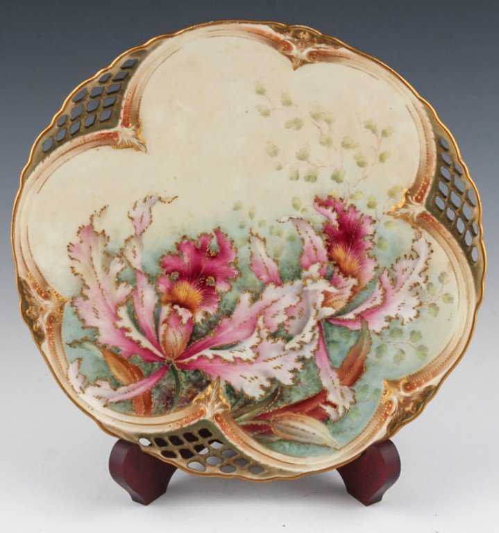 ROYAL WORCESTER ENGLAND FLORAL GILT MOTIF PLATE: ROYAL WORCESTER ENGLAND FLORAL GILT MOTIF PLATE Royal Worcester England Plate with gold gilt and a beautiful floral pattern. Size: 8.75 Shipping / Pickup: We Can Ship This Item Lot Location: #1 - Mano