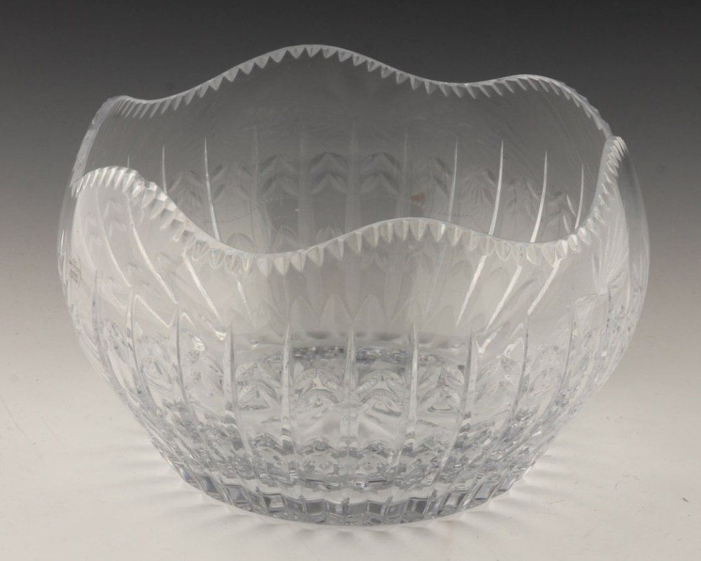FRANKLIN MINT THE EMPRESS CROWN CRYSTAL BOWL: FRANKLIN MINT THE EMPRESS CROWN CRYSTAL BOWL Includes a pamphlet, certificate of authentication, and a felt bag to store the dish. Shipping / Pickup: Buyer Pick Up, 3rd Party Lot Location: #1 - Manor'