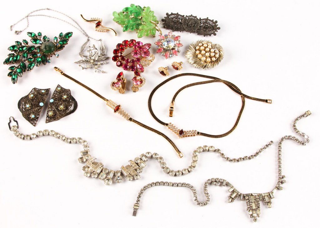 LADIES COSTUME JEWELRY BROOCHES EARRINGS & MORE (1 of 5)