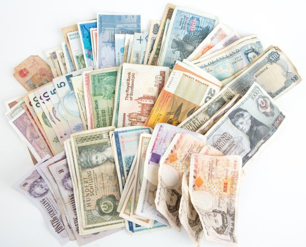 132 PIECES FOREIGN CURRENCY BANKNOTES (1 of 5)