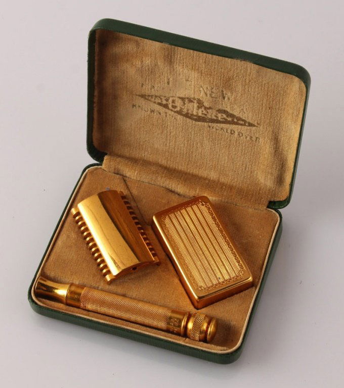 "THE NEW" GILLETTE DOUBLE EDGE SAFETY RAZORS GREEN (1 of 2)