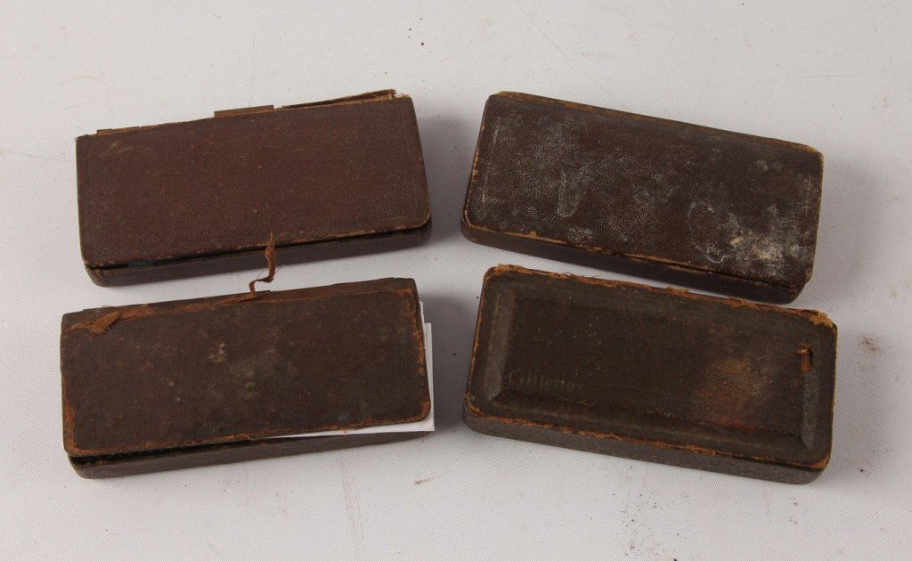 MIXED LOT OF 4 GILLETTE DOUBLE EDGE SAFETY RAZORS (1 of 6)