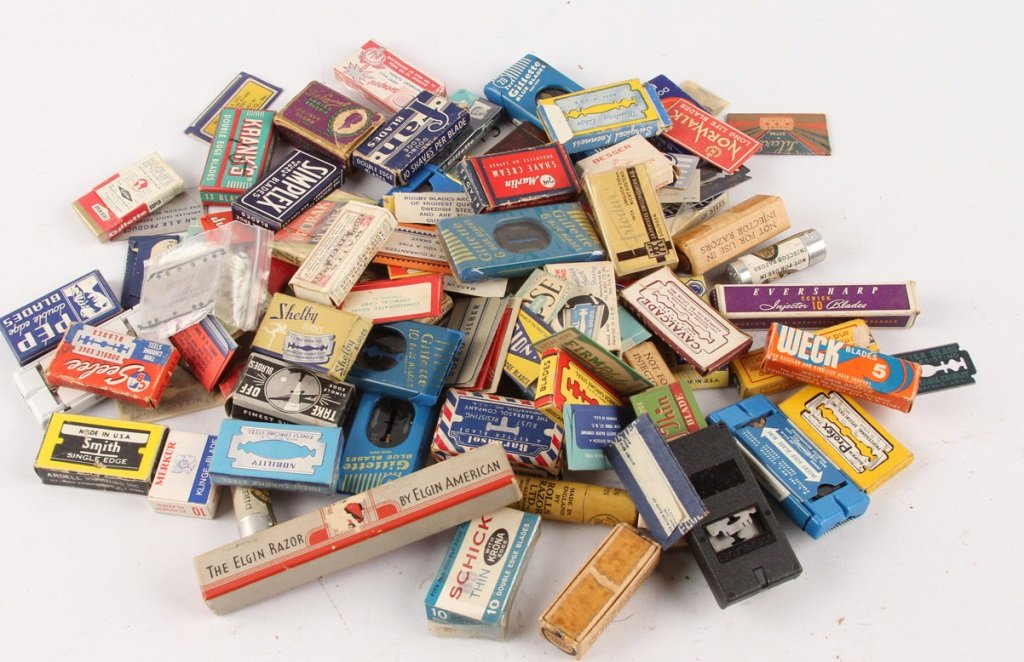 MIXED LARGE LOT OF SAFETY RAZOR BLADE PACKETS: MIXED LARGE LOT OF SAFETY RAZOR BLADE PACKETS Very large grouping of razor blades packets and boxes with mixed makers throughout. Total weight of the bag is about 1.7 pounds. Size: Mixed Shipping / Pi