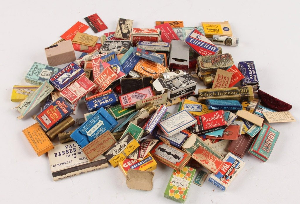 MIXED LARGE LOT OF SAFETY RAZOR BLADE PACKETS: MIXED LARGE LOT OF SAFETY RAZOR BLADE PACKETS Very large grouping of razor blades packets and boxes with mixed makers throughout. Total weight of the bag is about 1.7 pounds. Size: Mixed Shipping / Pi