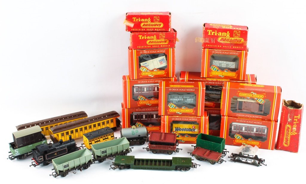 LOT OF HORNBY RAILWAYS & TRI-ANG MODEL TRAINS (1 of 5)