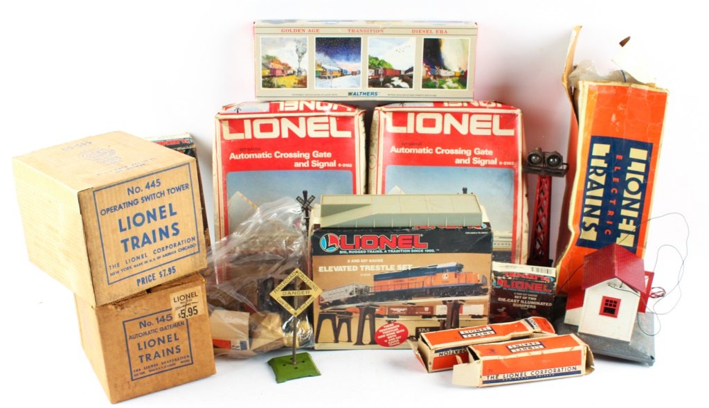 LOT OF LIONEL TRAIN ACCESSORIES (1 of 4)